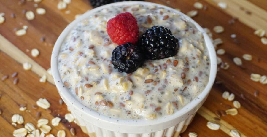 Zdravá snídaně: ovesné vločky s ovocem
