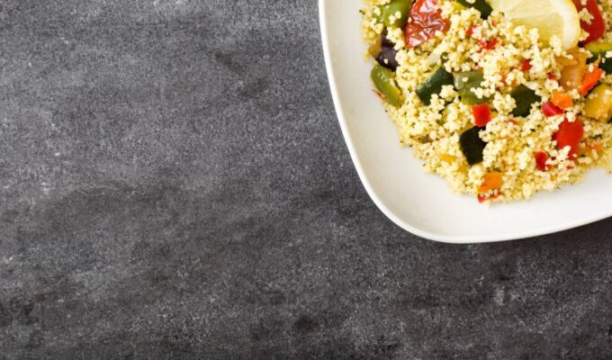 Kuskus salát s tuňákem a olivami