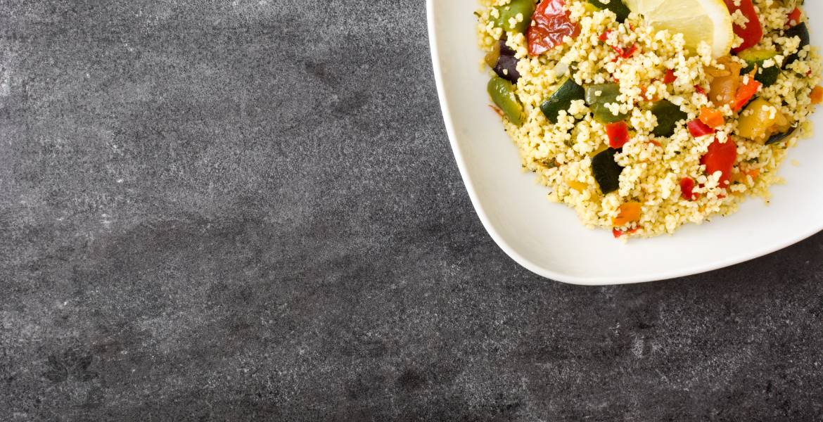 Kuskus salát s tuňákem a olivami