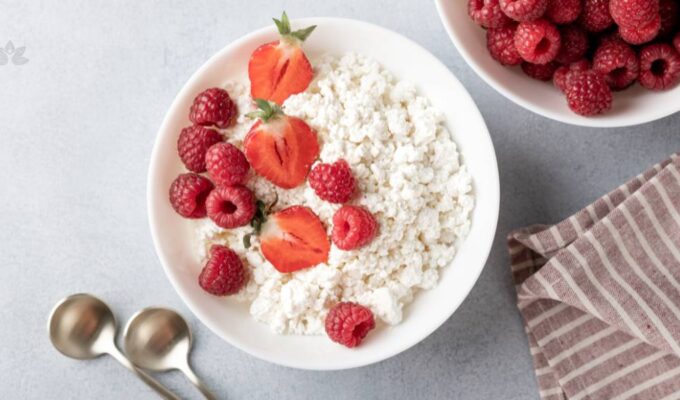 Dezert s bílým mákem, tvarohem a ovocem