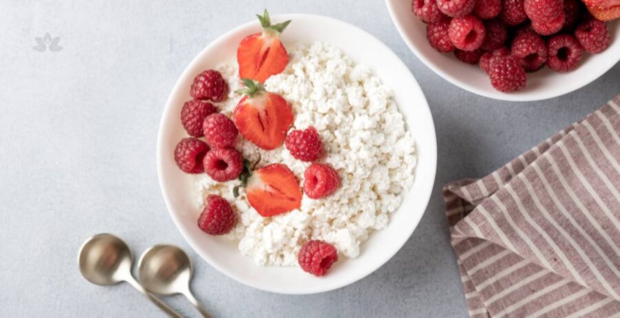 Dezert s bílým mákem, tvarohem a ovocem